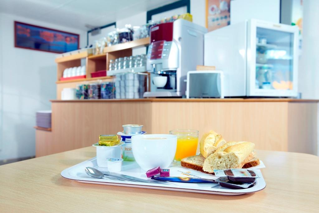 فندق بريمير كلاس إفرو المظهر الخارجي الصورة A typical breakfast