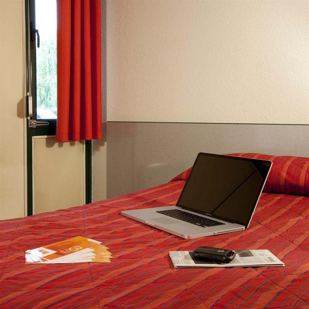 فندق بريمير كلاس إفرو المظهر الخارجي الصورة A typical room at a Campanile hotel