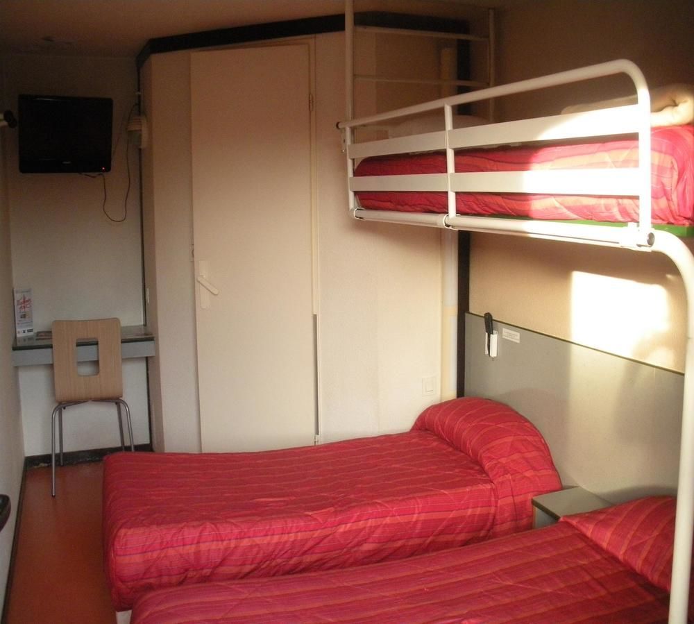 فندق بريمير كلاس إفرو المظهر الخارجي الصورة A typical room at a youth hostel