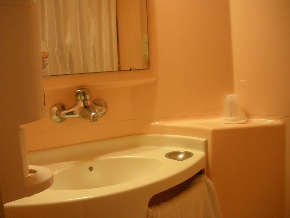 فندق بريمير كلاس إفرو المظهر الخارجي الصورة A washbasin