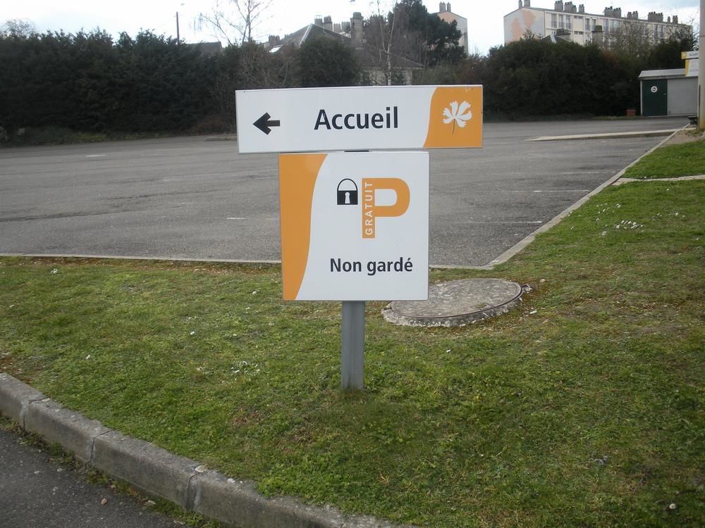 فندق بريمير كلاس إفرو المظهر الخارجي الصورة A sign in French