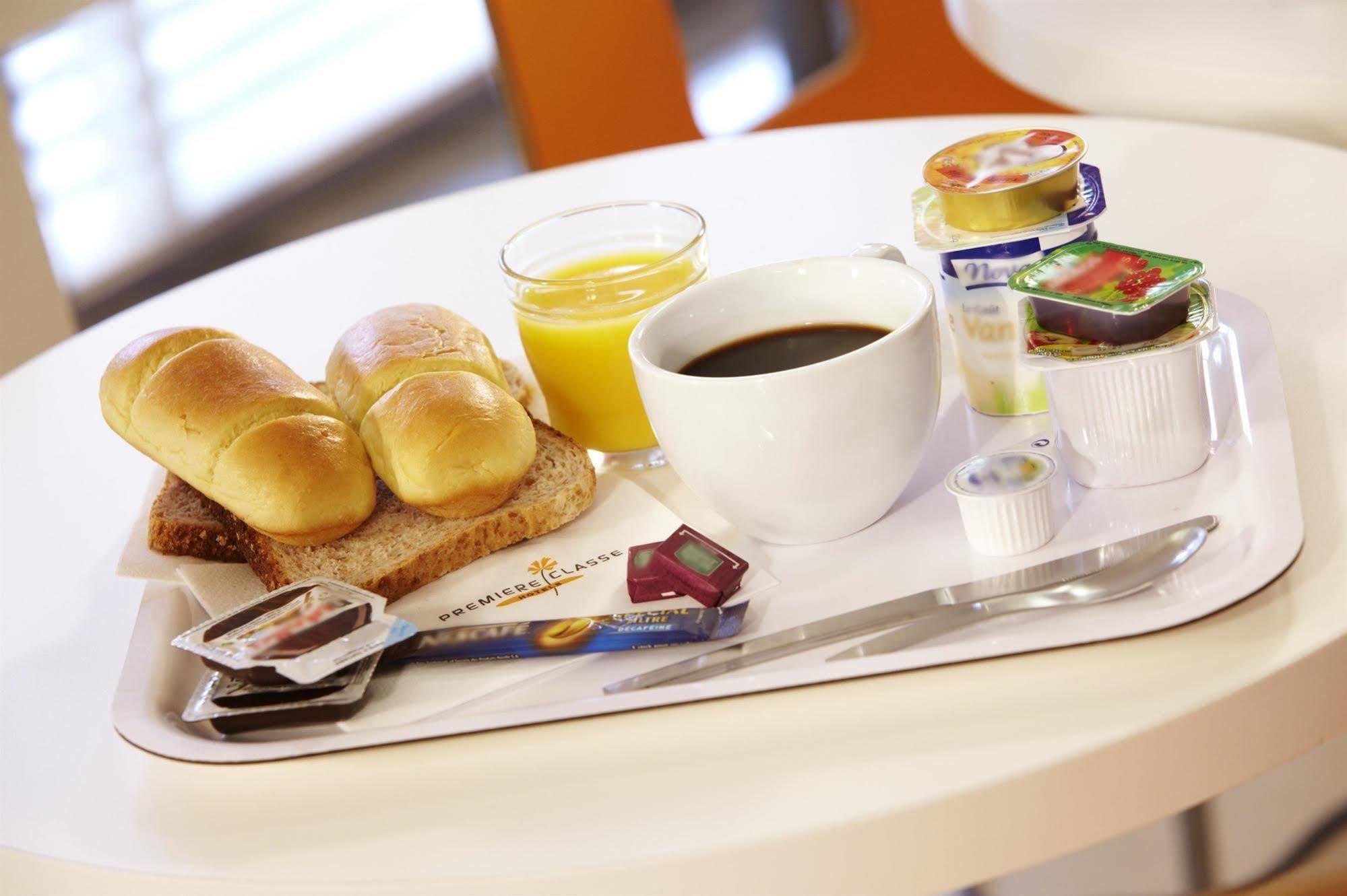 فندق بريمير كلاس إفرو المظهر الخارجي الصورة A typical breakfast