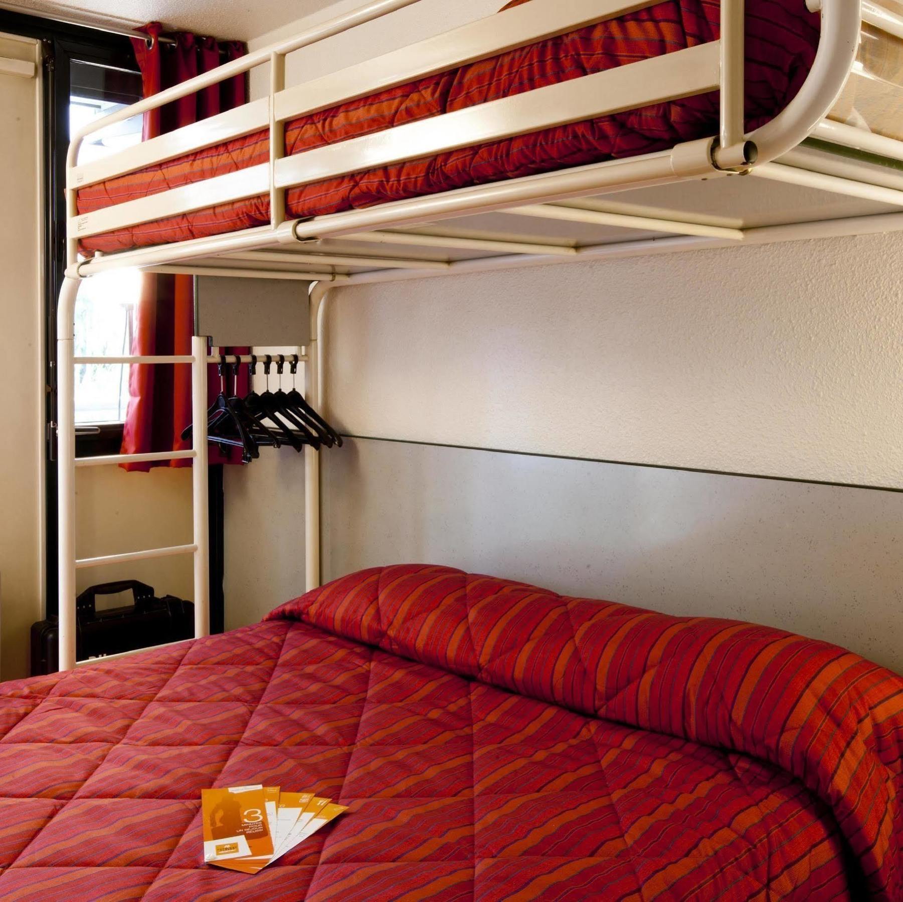 فندق بريمير كلاس إفرو المظهر الخارجي الصورة A typical room at a youth hostel