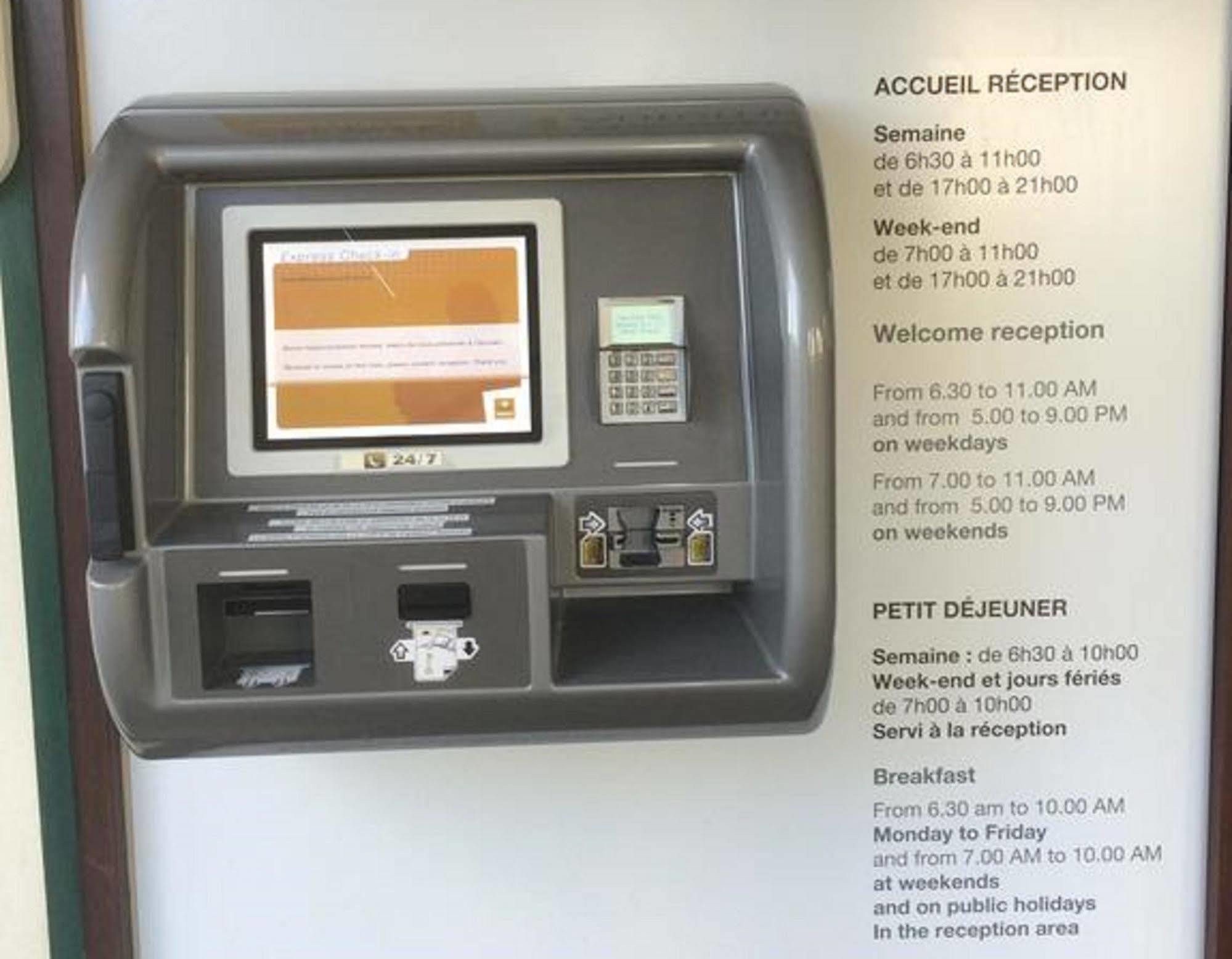 فندق بريمير كلاس إفرو المظهر الخارجي الصورة A self-service kiosk at the reception area of a hotel