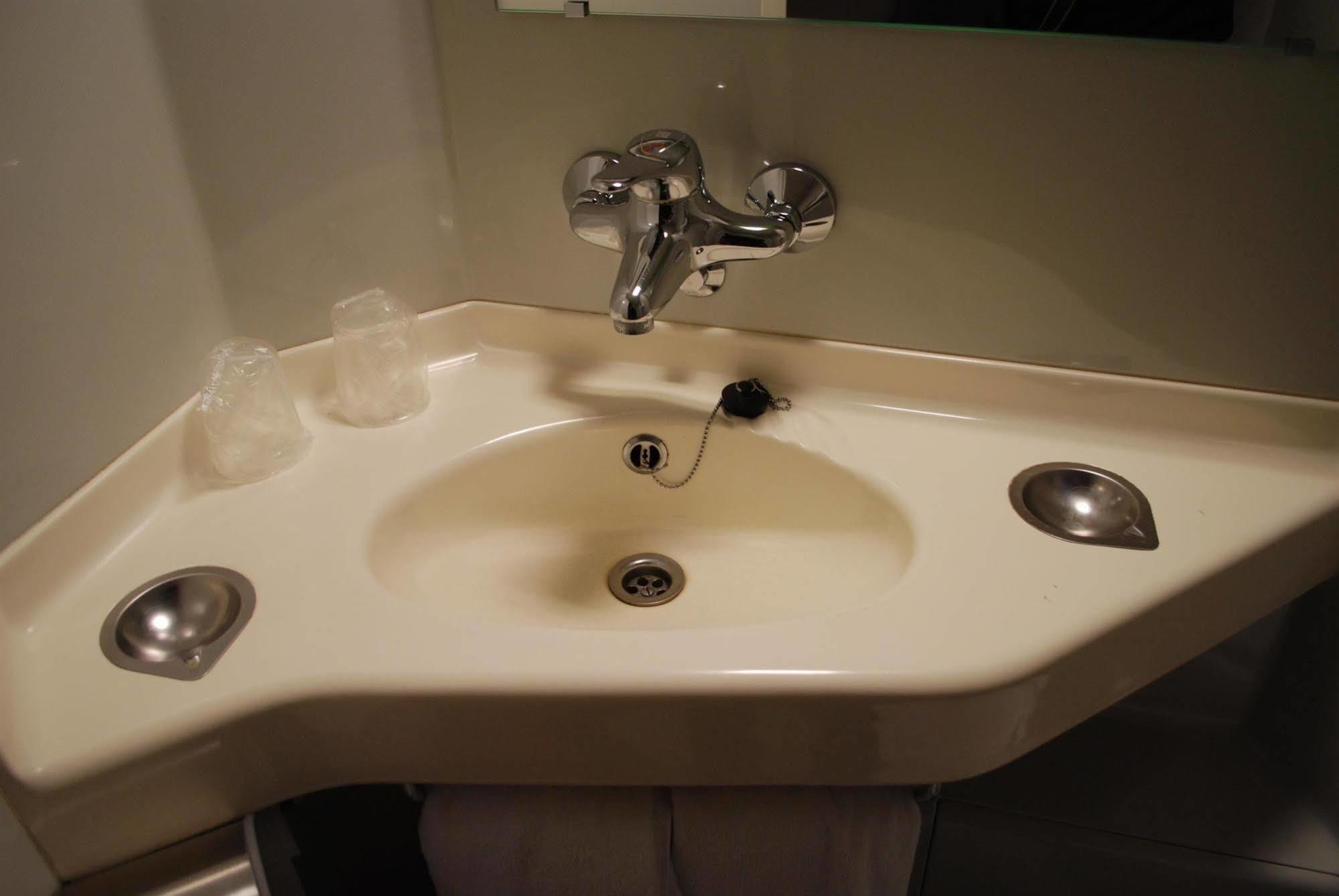 فندق بريمير كلاس إفرو المظهر الخارجي الصورة A typical lavatory