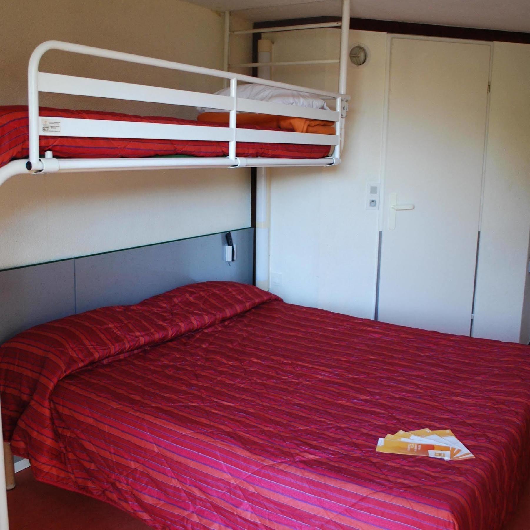 فندق بريمير كلاس إفرو المظهر الخارجي الصورة A bunk bed in a hotel room